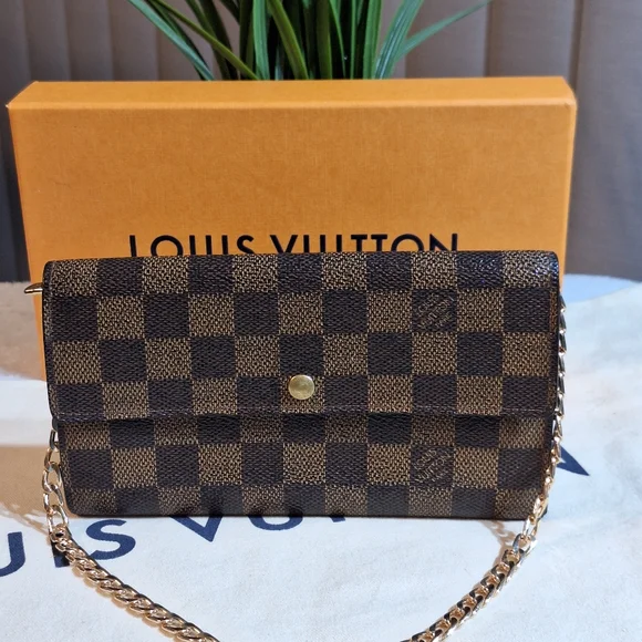 Louis Vuitton Damier Sarah Wallet - Picture 15 of 16